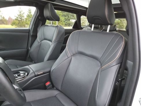 Used 2025 Toyota Crown Signia w/ Advanced Technology Package image 17