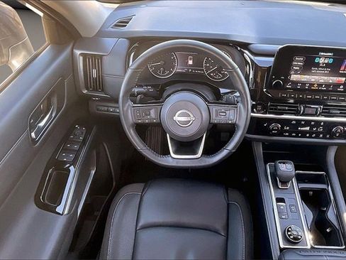 Certified 2025 Nissan Pathfinder SL image 5