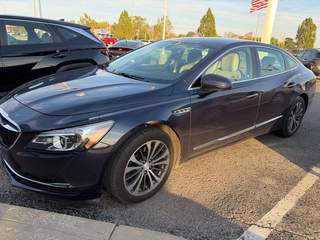 Used 2017 Buick LaCrosse Essence FWD image 2