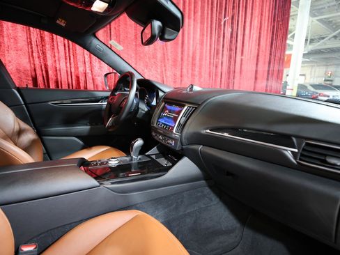 Used 2018 Maserati Levante image 23