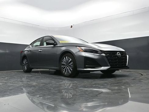 Used 2025 Nissan Altima 2.5 SV FWD image 58