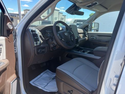 New 2025 RAM 2500 Laramie AWD/4WD image 12