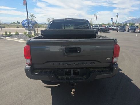 Used 2017 Toyota Tacoma TRD Off-Road AWD/4WD image 6