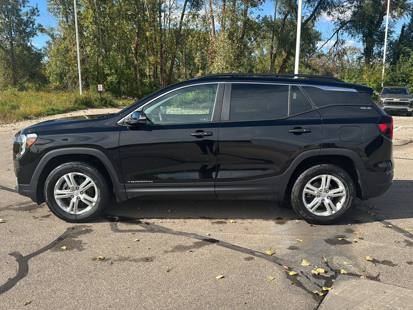 Used 2024 GMC Terrain SLE w/ Driver Convenience Package AWD/4WD image 2