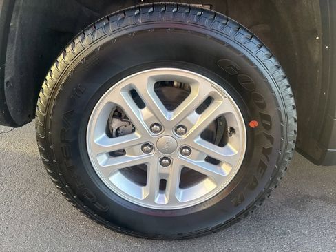 Certified 2024 Jeep Grand Cherokee Laredo w/ Luxury Tech Group I image 10