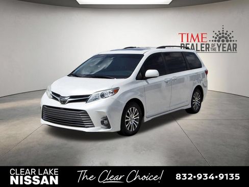 Used 2019 Toyota Sienna XLE w/ XLE Navigation Package FWD image 3