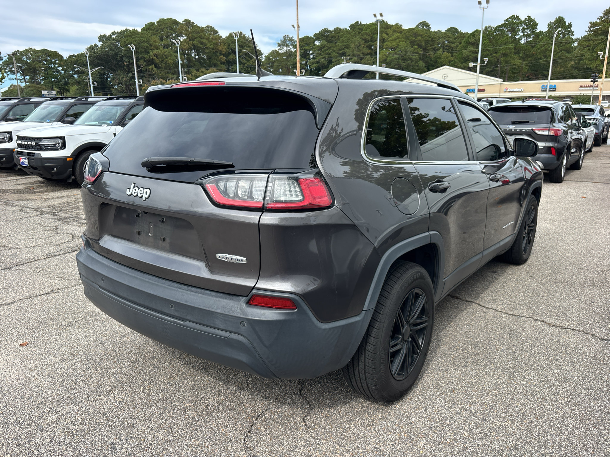 Used 2019 Jeep Cherokee Latitude Plus w/ Comfort/Convenience Group FWD image 3