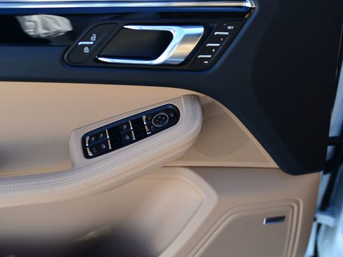 Certified 2026 Porsche Macan AWD/4WD image 12