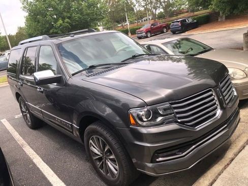 Used 2016 Lincoln Navigator Select RWD image 3