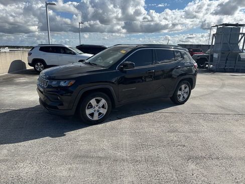 Used 2022 Jeep Compass Latitude image 9