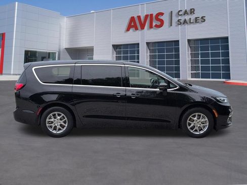 Used 2024 Chrysler Pacifica Touring-L FWD image 5