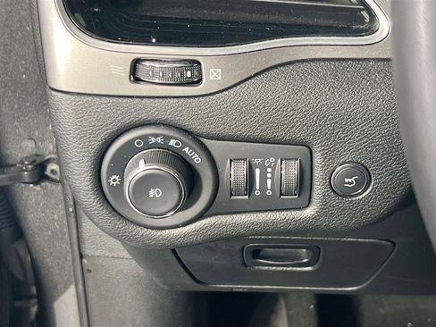 Used 2022 Jeep Cherokee Limited image 10