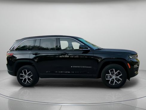 Used 2025 Jeep Grand Cherokee Limited AWD/4WD image 34