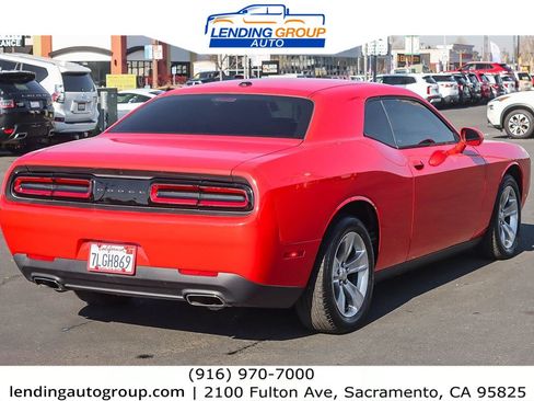 Used 2015 Dodge Challenger SXT image 4