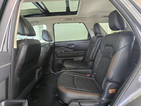Used 2025 Nissan Pathfinder Platinum AWD/4WD image 24