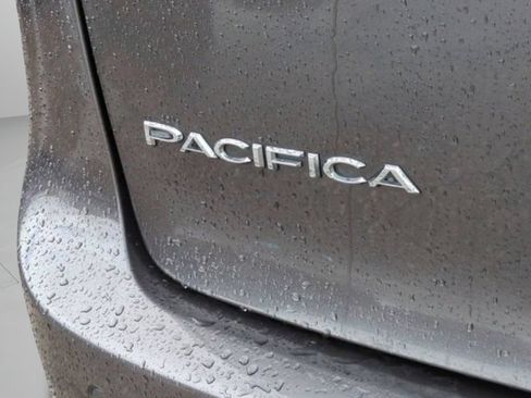 Used 2021 Chrysler Pacifica Touring-L FWD image 33