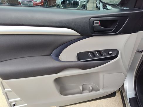 Used 2018 Toyota Highlander LE FWD image 18
