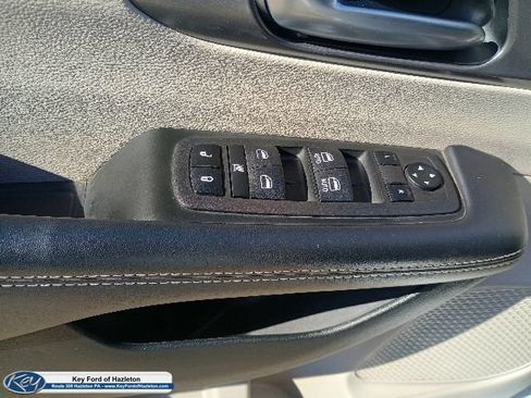 Used 2023 Chrysler Pacifica Touring-L FWD image 21