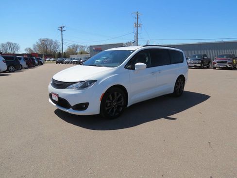 Used 2020 Chrysler Pacifica Touring w/ S Appearance Package image 6