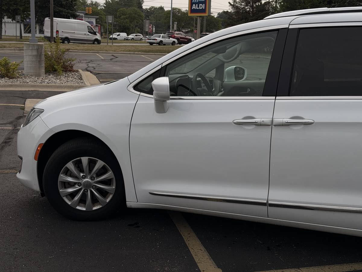 Used 2019 Chrysler Pacifica Touring-L FWD image 10