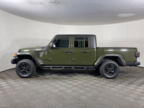 Used 2022 Jeep Gladiator Sport image 3