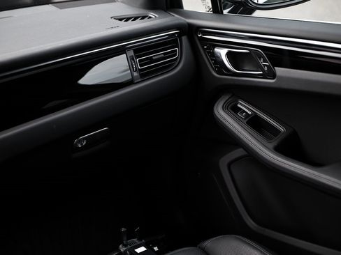 Certified 2024 Porsche Macan image 27