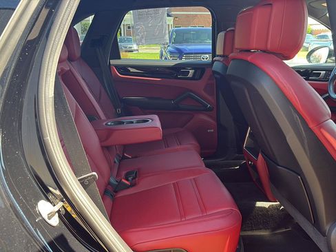 Used 2022 Porsche Cayenne image 36
