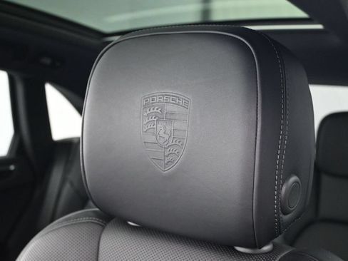 Used 2025 Porsche Macan AWD/4WD image 17