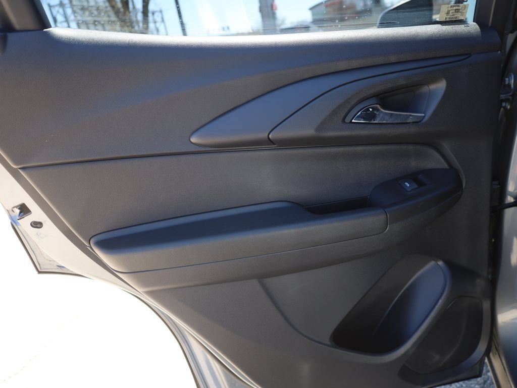 Used 2025 Chevrolet TrailBlazer LT FWD image 26