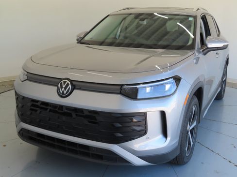 New 2026 Volkswagen Tiguan SE FWD image 8
