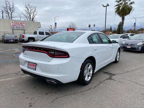 Used 2019 Dodge Charger SXT image 3