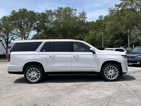Used 2022 Cadillac Escalade ESV Premium Luxury AWD/4WD image 2