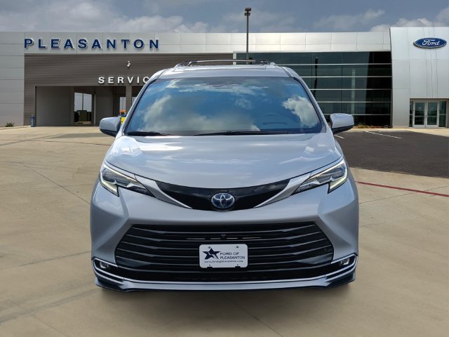 Used 2024 Toyota Sienna Platinum FWD image 8