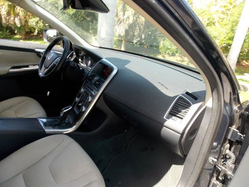 Used 2016 Volvo XC60 T5 Premier w/ Proximity Package FWD image 10