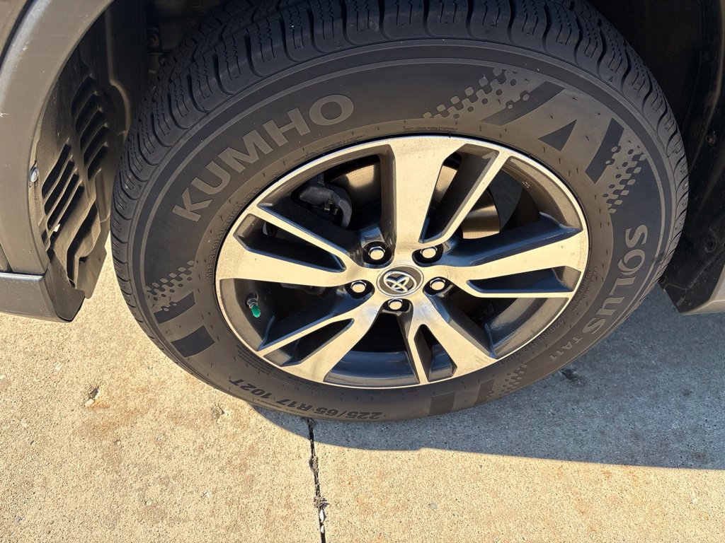 Used 2018 Toyota RAV4 XLE AWD/4WD image 10