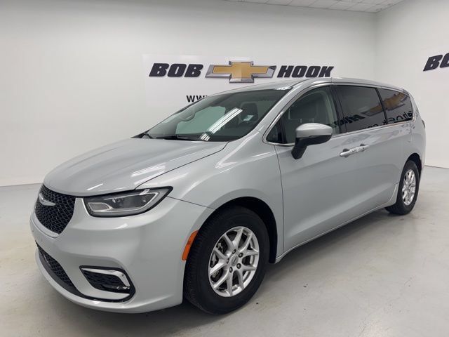 Used 2023 Chrysler Pacifica Touring-L FWD image 1