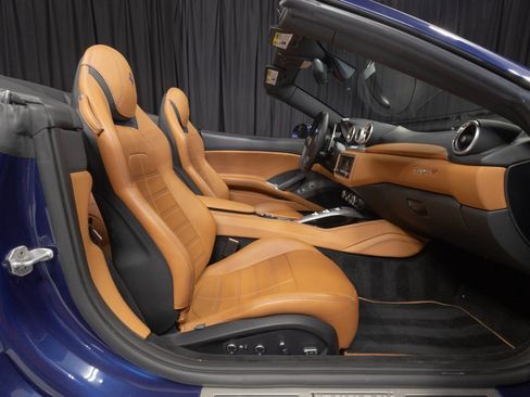 Used 2017 Ferrari California T RWD image 49