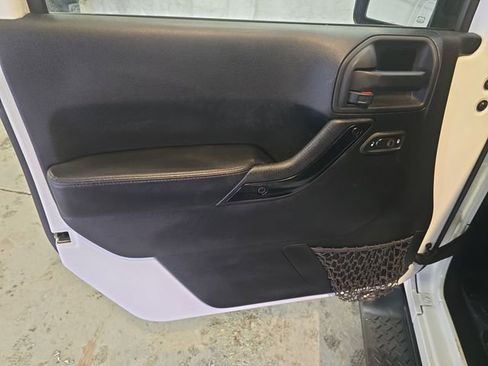 Used 2014 Jeep Wrangler Unlimited Sahara image 11