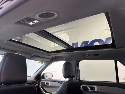 Used 2022 Ford Explorer XLT w/ Equipment Group 202A image 18