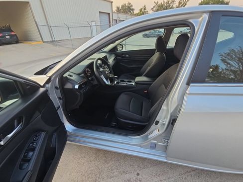 Used 2025 Nissan Altima 2.5 SV FWD image 4