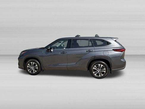 Used 2022 Toyota Highlander XLE AWD/4WD image 9