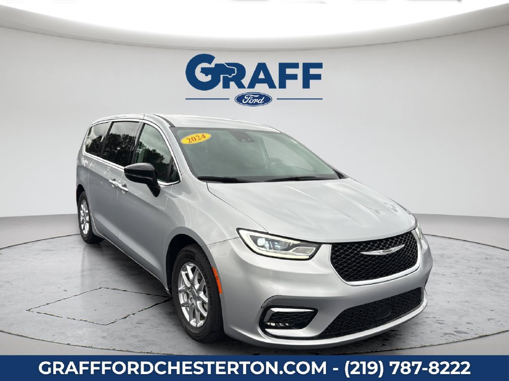 Used 2024 Chrysler Pacifica Touring-L FWD image 4