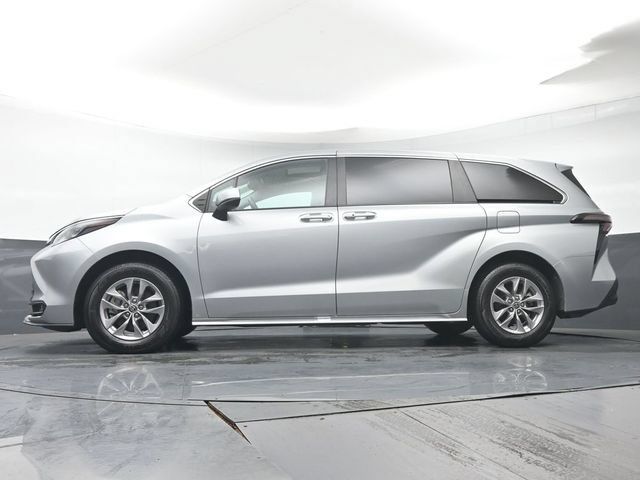 Used 2025 Toyota Sienna XLE FWD image 35