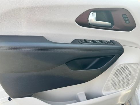 Used 2017 Chrysler Pacifica Limited image 27