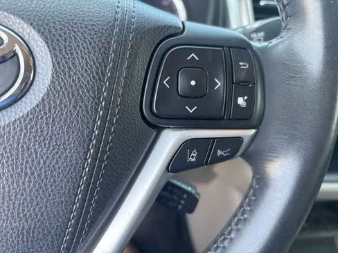 Used 2017 Toyota Highlander XLE FWD image 12