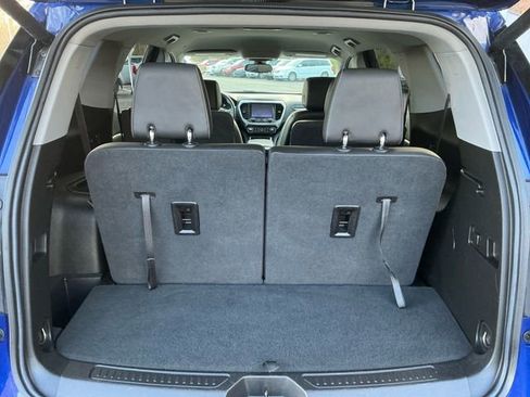 Used 2023 GMC Acadia SLT image 18