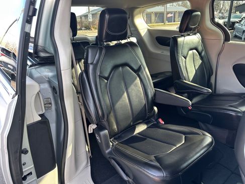 Used 2024 Chrysler Pacifica Touring-L image 21