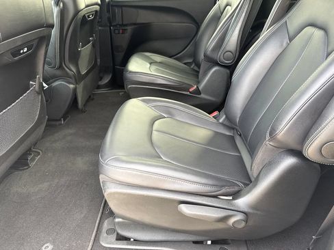 Used 2024 Chrysler Pacifica Limited FWD image 19