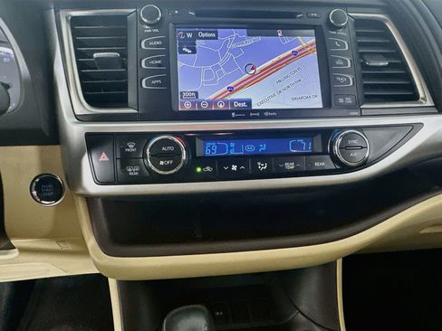 Used 2019 Toyota Highlander XLE FWD image 24