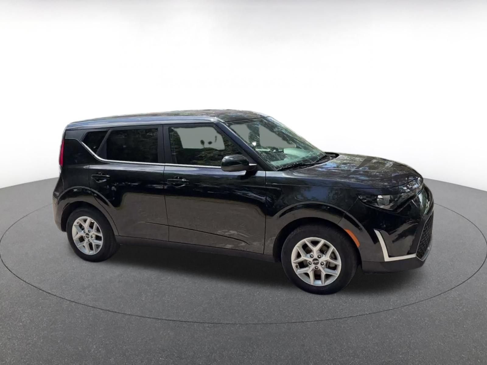 Used 2025 Kia Soul LX w/ LX Technology Package FWD image 2